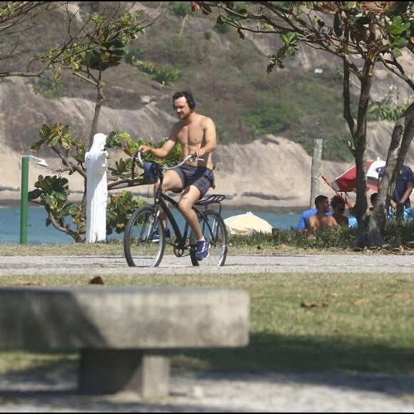 Sergio Guizé foi fotografado pedalando ao lado da mulher, Bianca Bin, na Praia do Recreio dos Bandeirantes, Zona Oeste do Rio nesta sexta-feira, 9 de agosto de 2019
