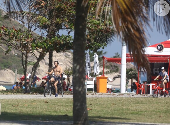 Sergio Guizé e Bianca Bin andaram de bicicleta na Praia do Recreio dos Bandeirantes, Zona Oeste do Rio de Janeiro