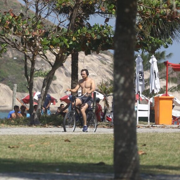 Sergio Guizé e Bianca Bin andaram de bicicleta na Praia do Recreio dos Bandeirantes, Zona Oeste do Rio de Janeiro