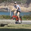 Bianca Bin escolheu um look confortável para pedalar em orla do Rio nesta sexta-feira, 9 de agosto de 2019
