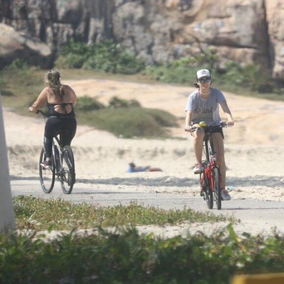 Bianca Bin se exercitou na Praia do Recreio dos Bandeirantes, Zona Oeste do Rio 