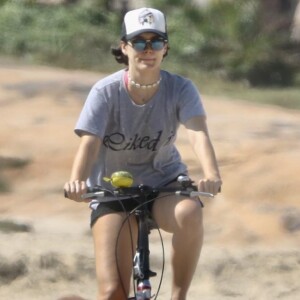 Bianca Bin foi clicada pedalando na Praia do Recreio dos Bandeirantes, Zona Oeste do Rio