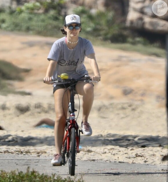 Bianca Bin foi clicada pedalando na Praia do Recreio dos Bandeirantes, Zona Oeste do Rio