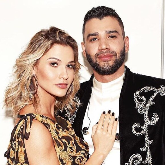 Gusttavo Lima surpreendeu Andressa Suita ao aparecer sem sapato e comendo pastel em show neste domingo, 11 de agosto de 2019