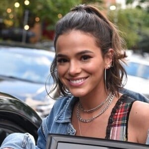 Bruna Marquezine aparece com cabelo cacheado em foto com o pai neste domingo, dia 11 de agosto de 2019