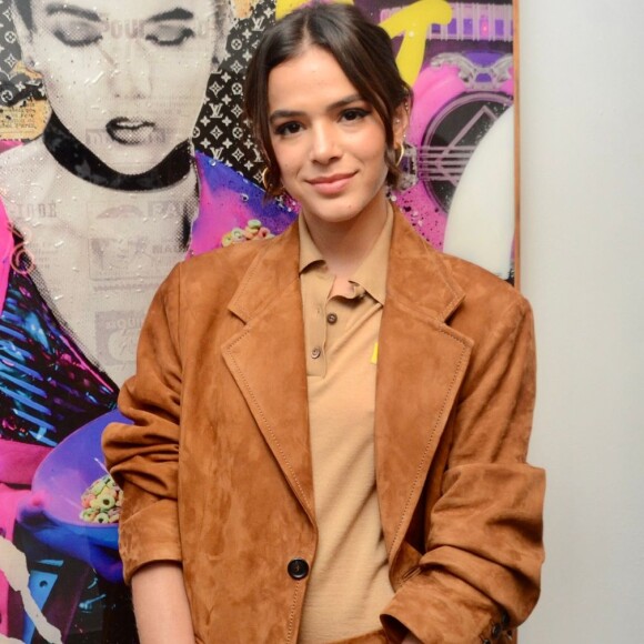 Bruna Marquezine compartilhar foto antiga no colo do pai neste domingo, dia 11 de agosto de 2019