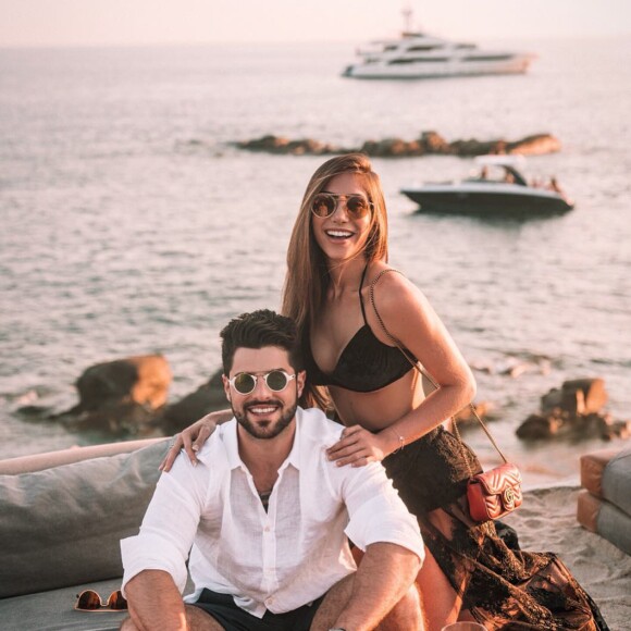 'Eu tenho um potinho que eu anoto e guardo nele tudo de bom que acontece na nossa vida...Nos dias que estou mais para baixo eu pego um papelzinho lá dentro desse potinho e relembro aquele dia feliz que anotei', iniciou Romana Novais