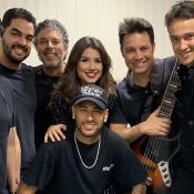 Neymar surpreende fãs de Paula Fernandes em show e canta em bastidor: 'Shallow'