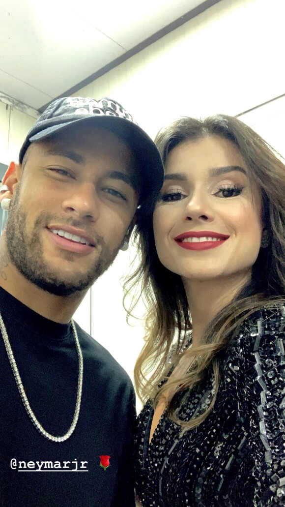 Neymar invadiu palco de show e surpreendeu fãs de Paula Fernandes: 'Meu Bradley Cooper'