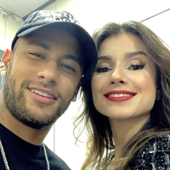 Neymar invadiu palco de show e surpreendeu fãs de Paula Fernandes: 'Meu Bradley Cooper'