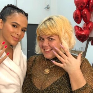 Bruna Marquezine fez as unhas de aniversário com Roberta Munis