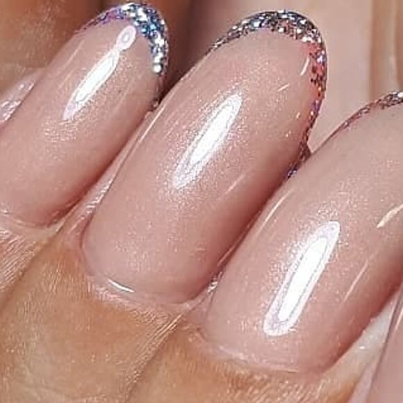 Bruna Marquezine aposta em técnica de Roberta Munis para unhas