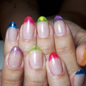 Francesinhas coloridas são a aposta de Roberta Munis para unhas