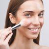 Maquiagem no rosto oval: priorizar a aplicação do iluminador no centro do rosto, segundo indica expert