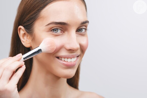 Maquiagem no rosto oval: priorizar a aplicação do iluminador no centro do rosto, segundo indica expert