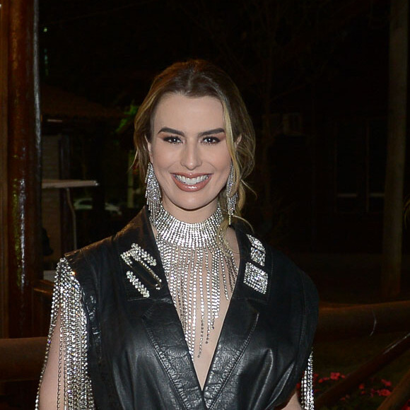 Fernanda Keulla apostou em blazer, cinto e colar com strass criação de Eduardo Caires com produção do stylist Thidy Alvis