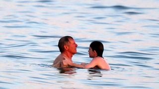 Harrison Ford, após curtir Floresta da Tijuca, mergulha no mar com enteado