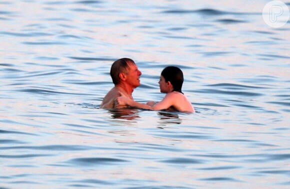 Harrison Ford brinca com o enteado, Liam, no mar de Ipanema, na zona sul do Rio, em 20 de fevereiro de 2013