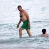 Harrison sai da água enquanto Liam ainda aproveita 'o último mergulho'