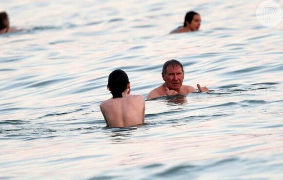 Harrison Ford mergulha no mar de Ipanema, no Rio