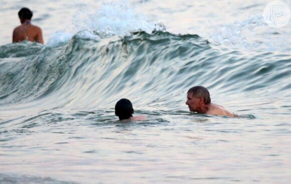 Harrison Ford e Liam são flagrados aproveitando o fim de tarde no mar de Ipanema