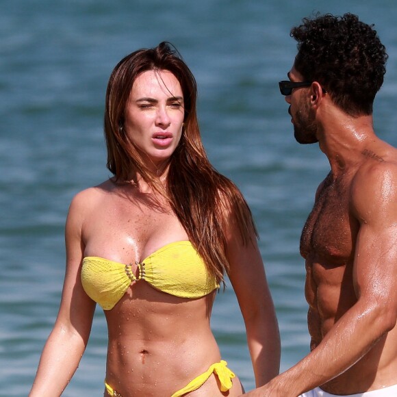 Nicole Bahls colocou o bronzeado em dia