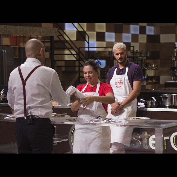 'MasterChef': Lorena se emociona ao pegar penúltima dólmã 