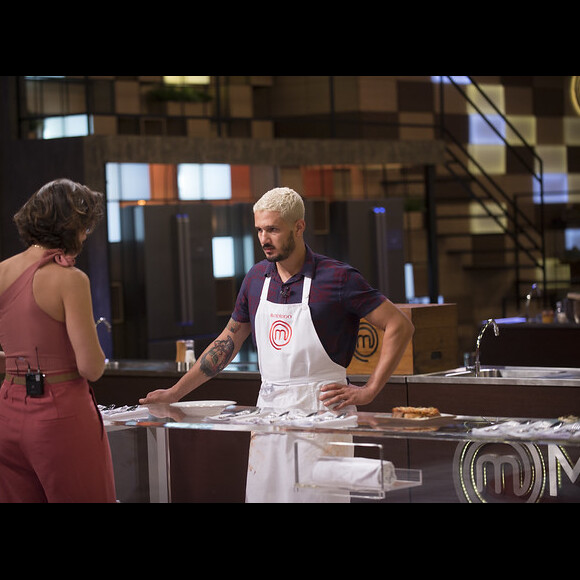 'MasterChef': Rodrigo se emociona com discurso de Paola Carosella e web fica comovida