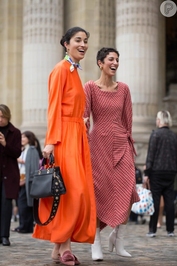 Dois vestidos com diferentes complementos casuais: mules e botas; os looks de street style são de Caroline Issa e Yasmin Sewell