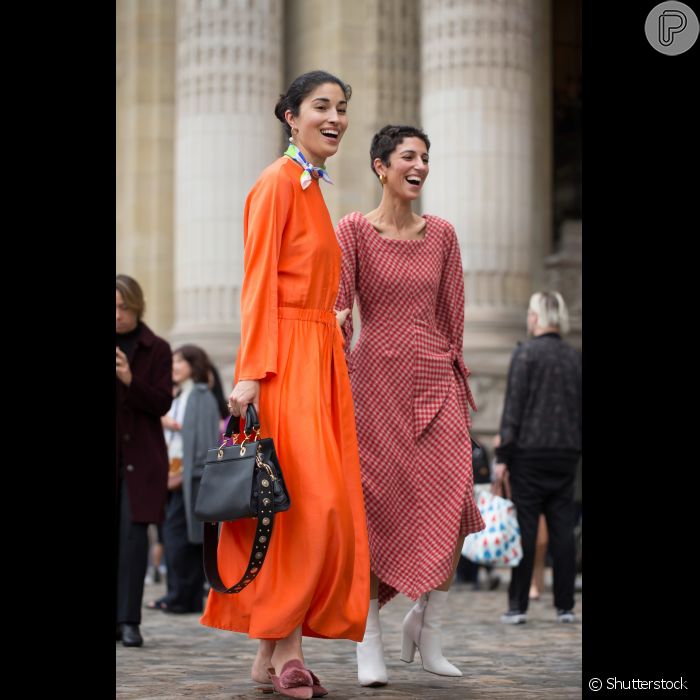 Dois vestidos com diferentes complementos casuais: mules e botas; os looks  de street style são de Caroline Issa e Yasmin Sewell - Purepeople