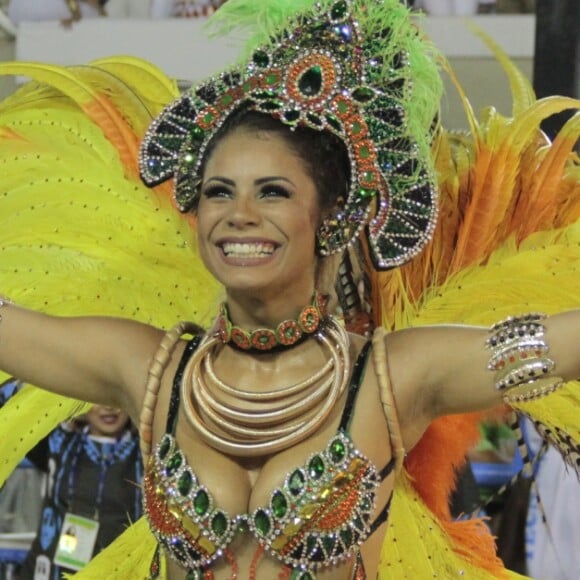 Lexa deixou o posto de rainha de bateria da Unidos de Bangu e vai ser substiuída pela mãe, Darlin Ferrattry, no carnaval 2020