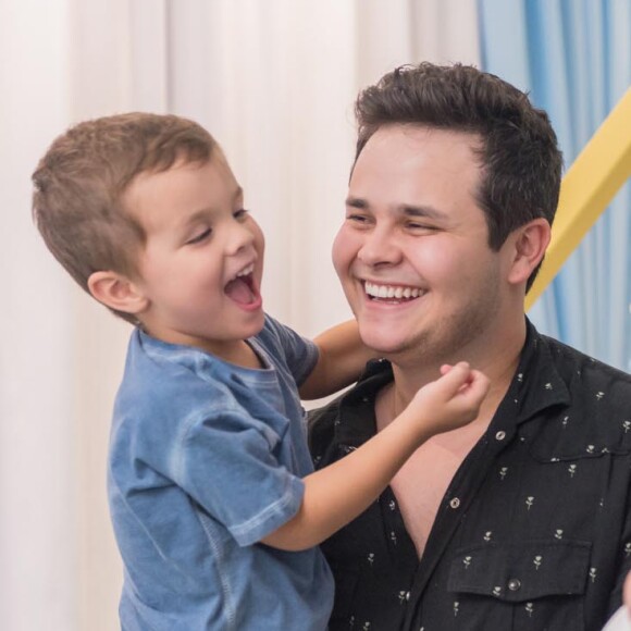 Filho mais velho de Matheus Aleixo, Davi, de 4 anos, faz aula de bateria. Confira vídeo postado por Paula Aires nesta quinta-feira, dia 22 de agosto de 2019