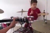 Filho de Paula Aires e Matheus Aleixo, Davi está fazendo aulas de bateria