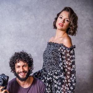 Nos próximos capítulos da novela 'A Dona do Pedaço', Jô (Agatha Moreira) se lamenta com Téo (Rainer Cadete) após ficar na miséria. 'Pode ser que não tenha mais o dinheiro, mas vai ter algo melhor', diz o fotógrafo