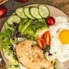 Cardápio da dieta cetogênica inclui alimentos ricos em gorduras boas, como ovos, abacate e frango com pele