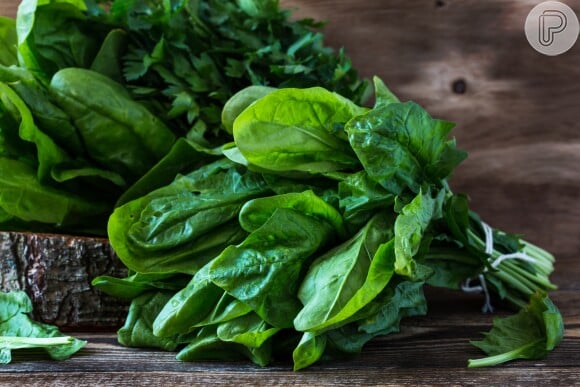 Dieta cetogênica: carboidratos não são proibidos e devem vir de vegetais verdes como couve, espinafre e brócolis.