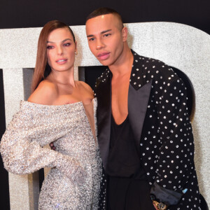 Isis Valverde posa ao lado de Olivier Rousteing, diretor criativo da Balmain