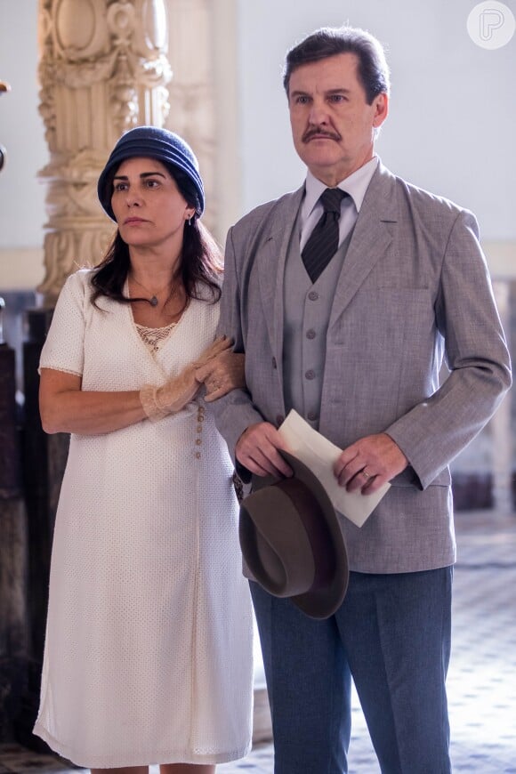 Mesmo sem tempo para a família, Julio (Antonio Calloni) tem uma amante, a Marion (Ellen Rocche), na novela 'Éramos Seis'