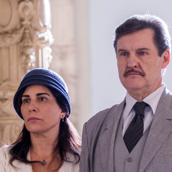 Mesmo sem tempo para a família, Julio (Antonio Calloni) tem uma amante, a Marion (Ellen Rocche), na novela 'Éramos Seis'