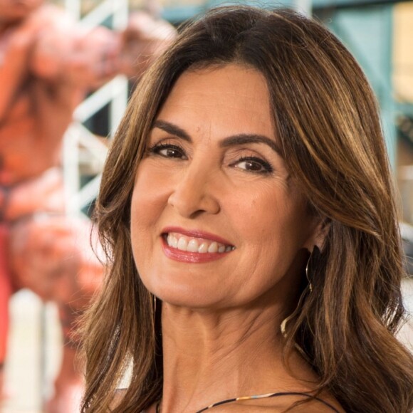 Fátima Bernardes usa look decotado nas costas e ganha elogios na web em foto nesta terça-feira, dia 27 de agosto de 2019