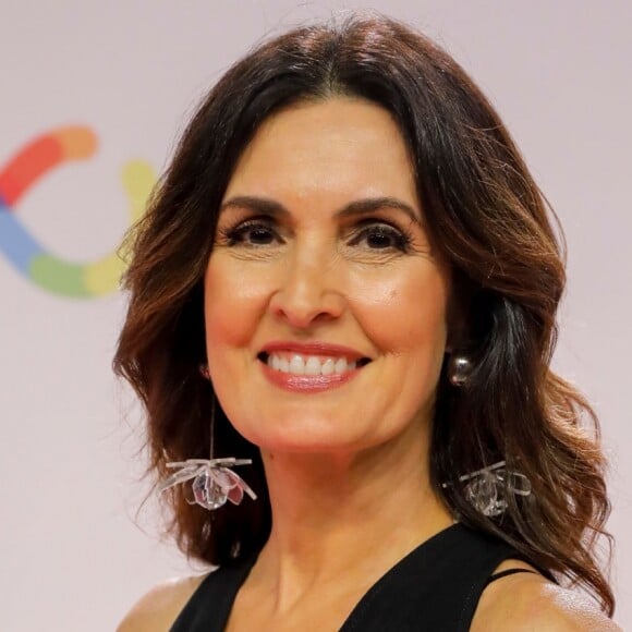 Fátima Bernardes foi elogiada por diversos seguidores na foto com vestido decotado. 'Arrasou! Esse vestido é lindo e ficou belo em você', afirmou um