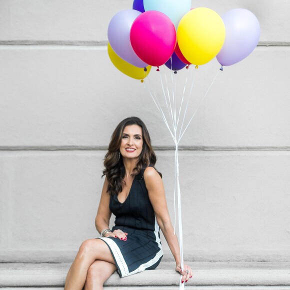 Fátima Bernardes usa look decotado nas costas e vestido faz sucesso nas redes sociais