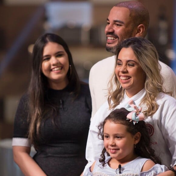 Lorena, do 'MasterChef Brasil', rebateu críticas a sua filha no Twitter após final do programa