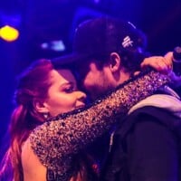 Namorados, Maiara e Fernando Zor trocam beijos e carinhos durante show. Fotos!