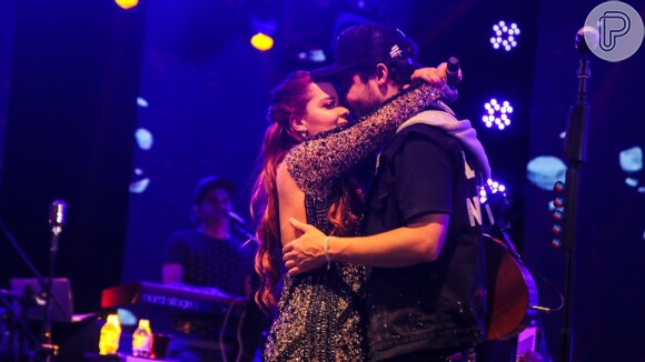 Maiara, dupla de Maraisa, trocou beijo e carinho com o namorado, Fernando Zor, e mostrou visual mais magro em show nesta quinta-feira, 29 de agosto de 2019