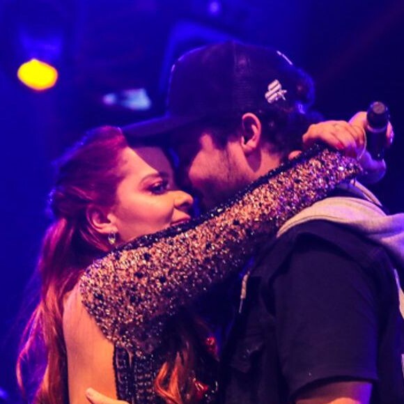 Maiara, dupla de Maraisa, trocou beijo e carinho com o namorado, Fernando Zor, e mostrou visual mais magro em show nesta quinta-feira, 29 de agosto de 2019