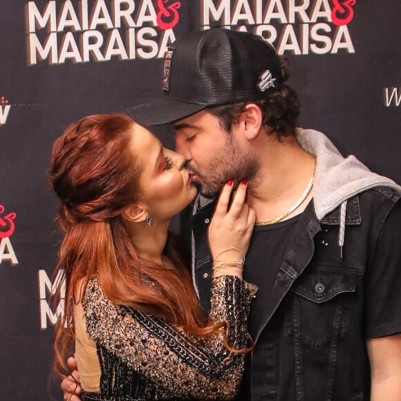 Maiara, dupla de Maraisa, trocou beijo com o namorado, Fernando Zor, no bastidor de show nesta quinta-feira, 29 de agosto de 2019