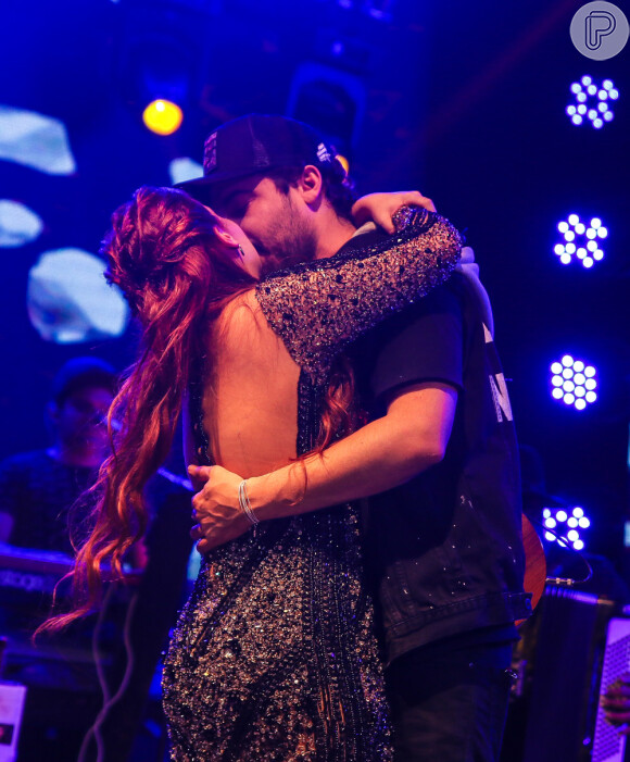 Maiara, dupla de Maraisa, trocou beijo com o namorado, Fernando Zor, e mostrou visual mais magro em show nesta quinta-feira, 29 de agosto de 2019