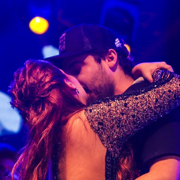 Maiara, dupla de Maraisa, trocou beijo com o namorado, Fernando Zor, e mostrou visual mais magro em show nesta quinta-feira, 29 de agosto de 2019