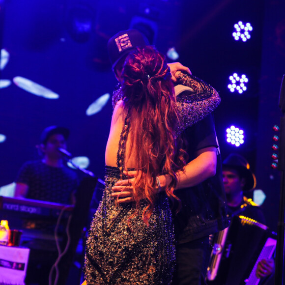 Maiara e o namorado, Fernando Zor, trocaram beijo durante show